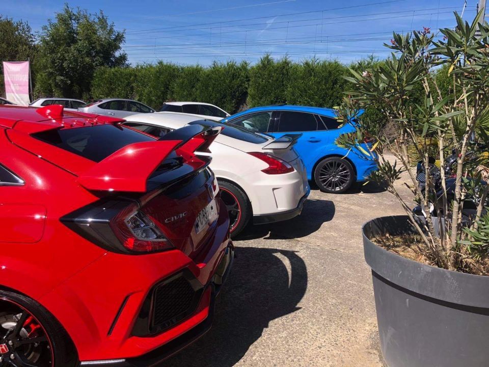 voitures rouge blanche et bleue
